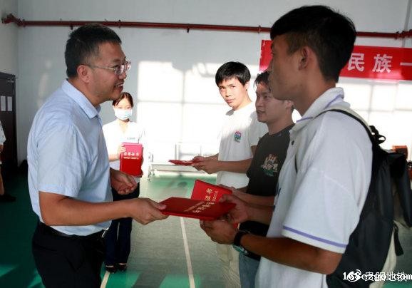 集团党委副书记刘永锋为获奖选手颁奖