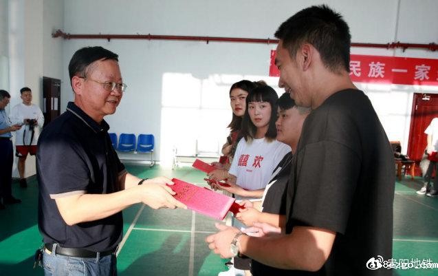 集团工会主席周昊为获奖选手颁奖